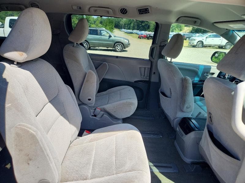 2017 TOYOTA SIENNA LE 11