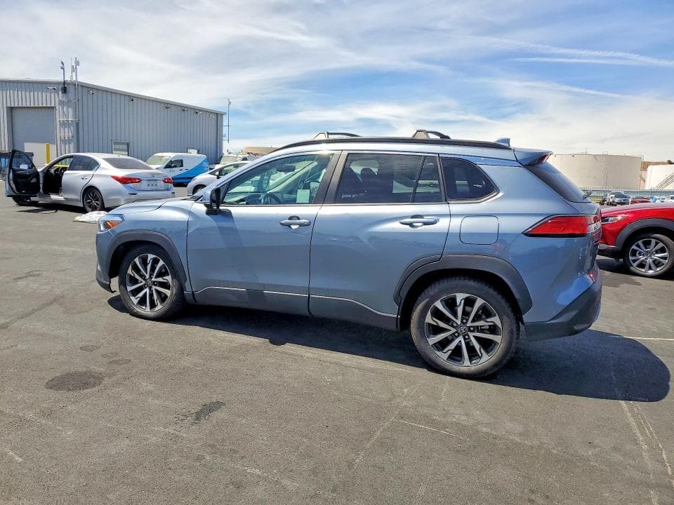 2022 TOYOTA COROLLA CROSS XLE 2