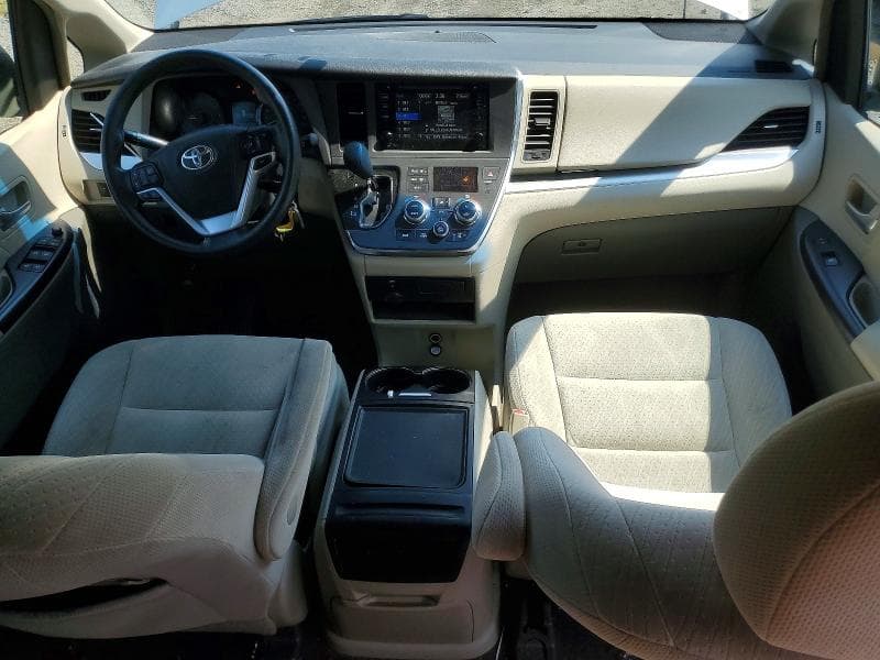 2017 TOYOTA SIENNA LE 8