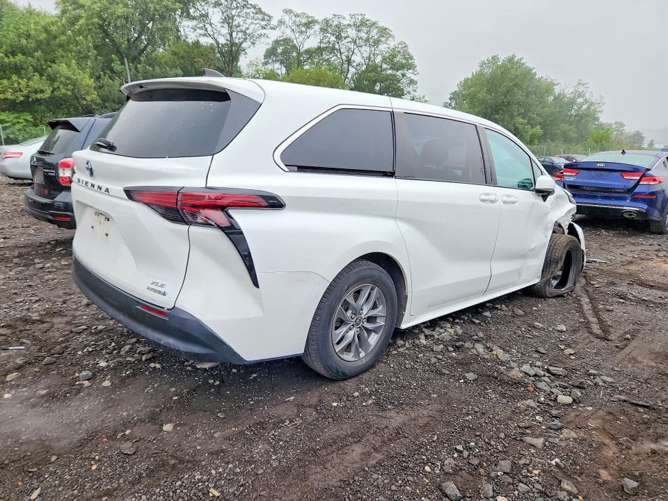 2022 TOYOTA SIENNA LE 3