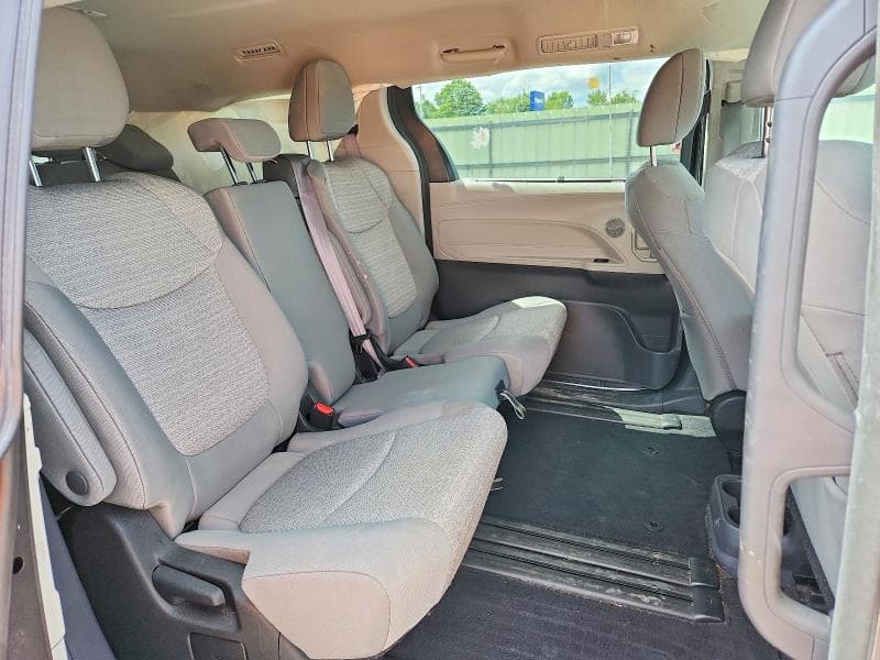 2022 TOYOTA SIENNA LE 11