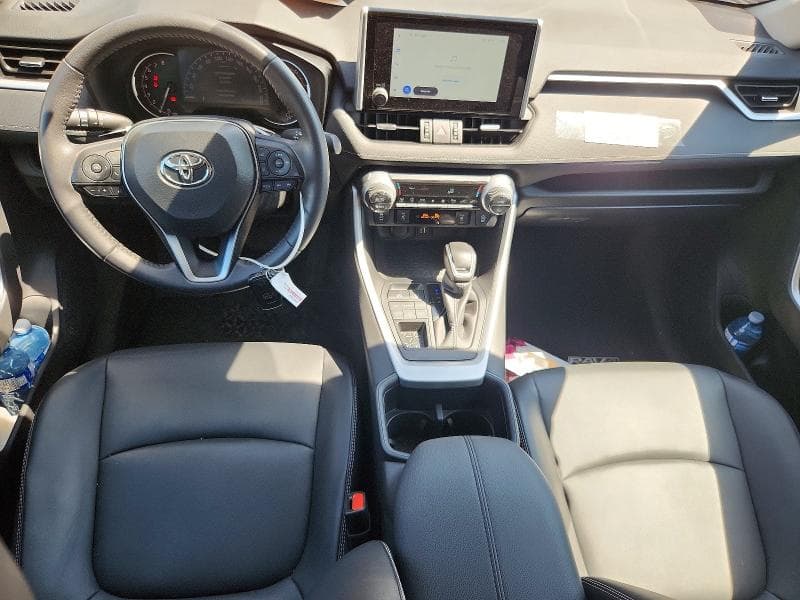 2025 TOYOTA RAV4 XLE 8