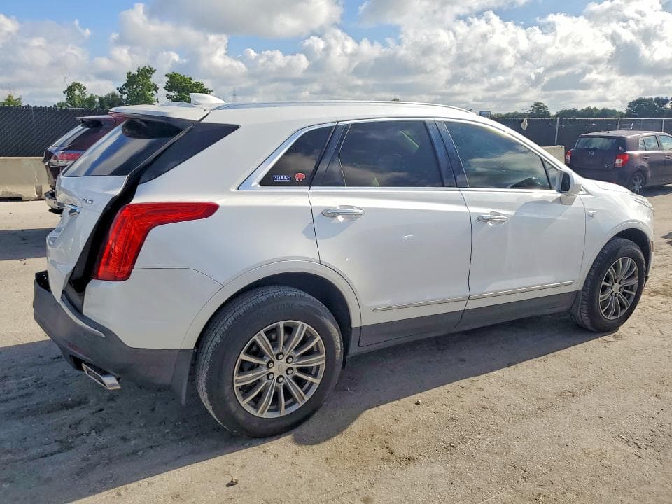 2017 CADILLAC XT5 LUXURY 3