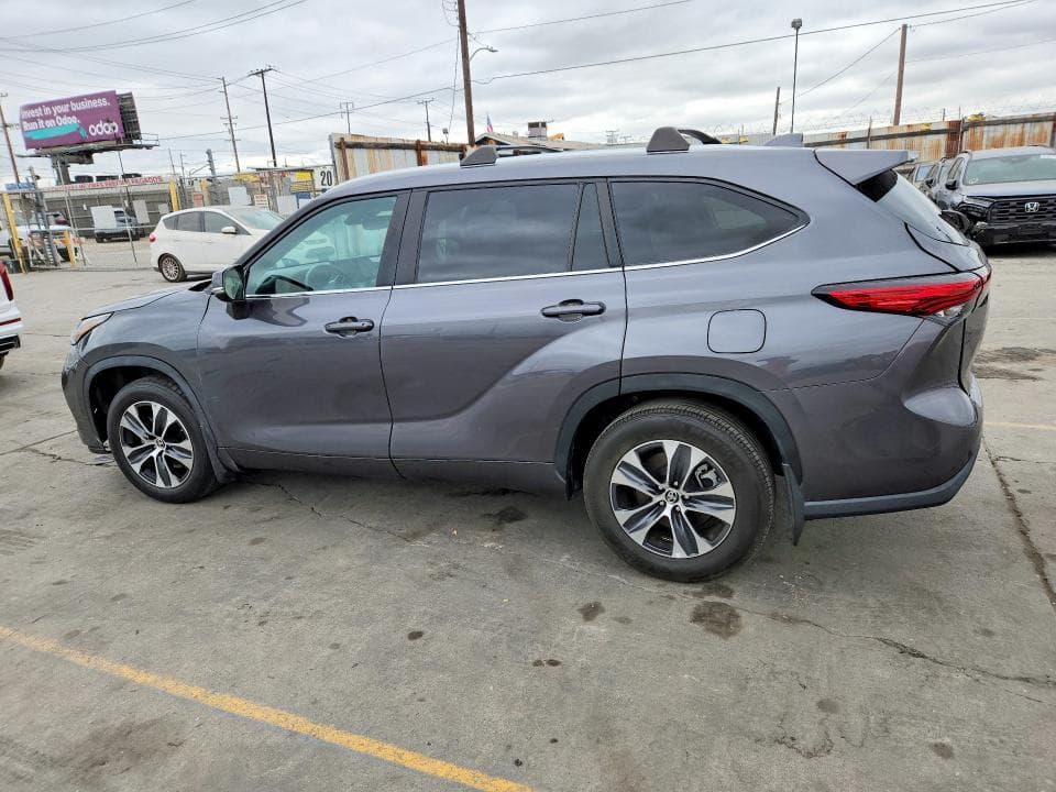 2023 TOYOTA HIGHLANDER XLE 2
