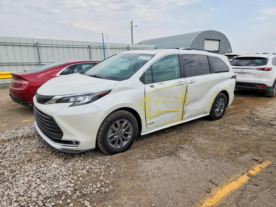 2021 TOYOTA SIENNA XLE
