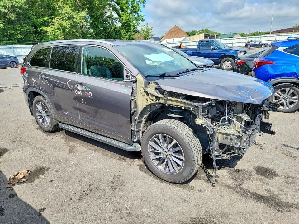 2017 TOYOTA HIGHLANDER XLE 4