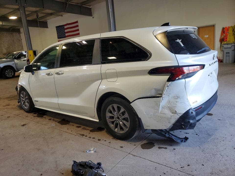 2021 TOYOTA SIENNA XLE 2