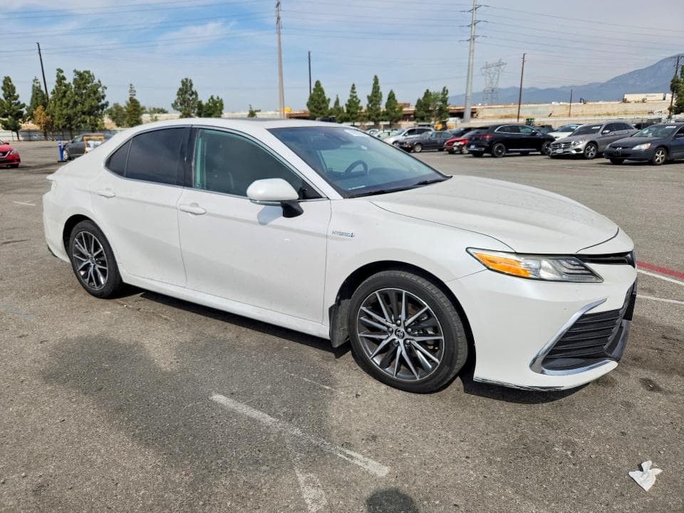 2021 TOYOTA CAMRY XLE 4