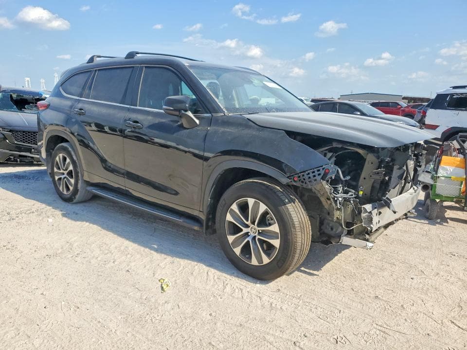 2023 TOYOTA HIGHLANDER XLE 4