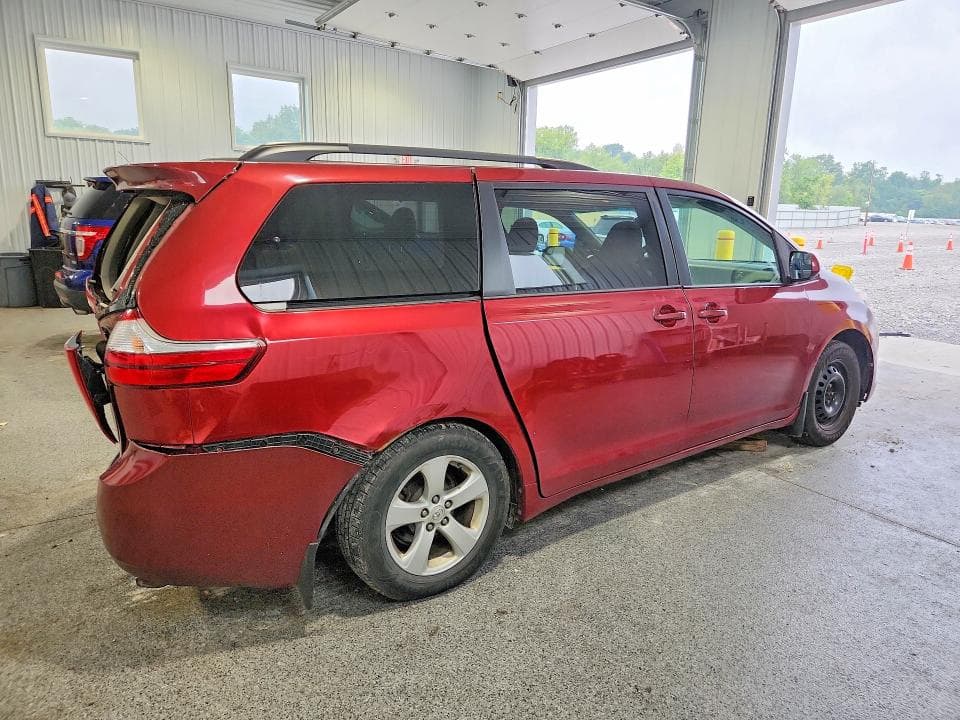 2017 TOYOTA SIENNA LE 3