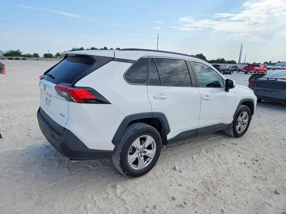2021 TOYOTA RAV4 XLE 3