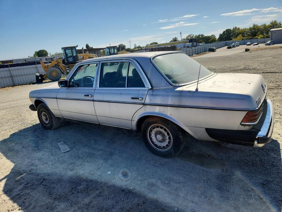 1982 MERCEDES-BENZ 300 D 2