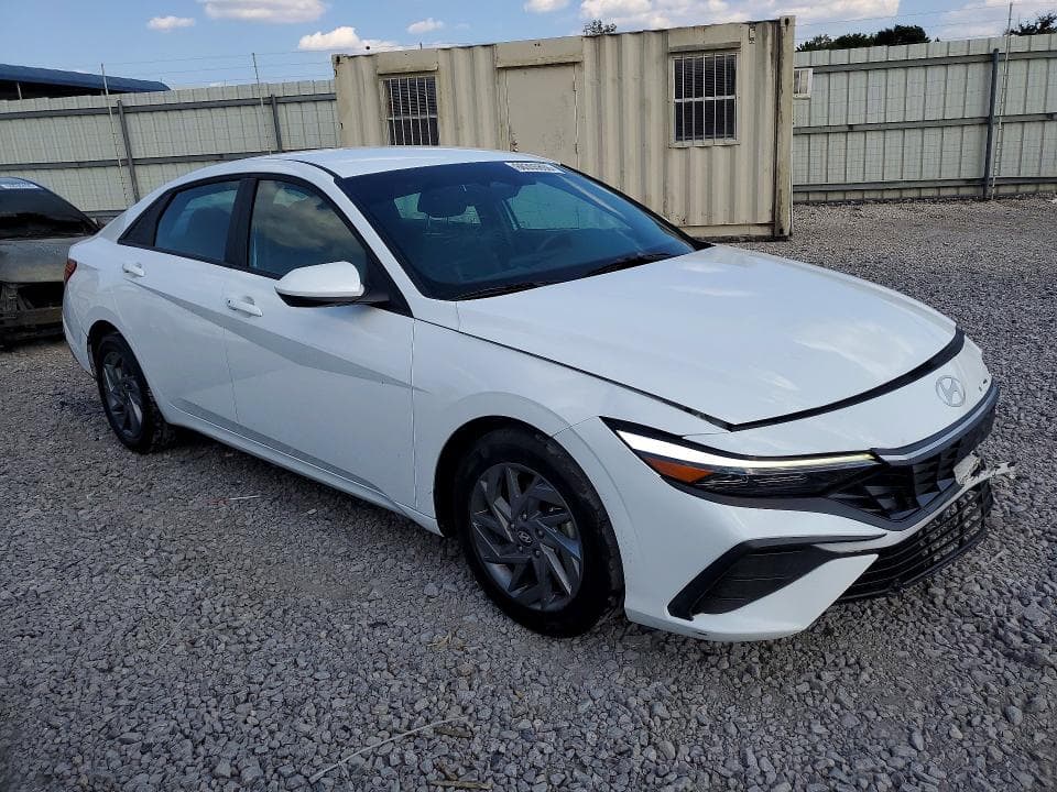 2024 HYUNDAI ELANTRA SEL 4