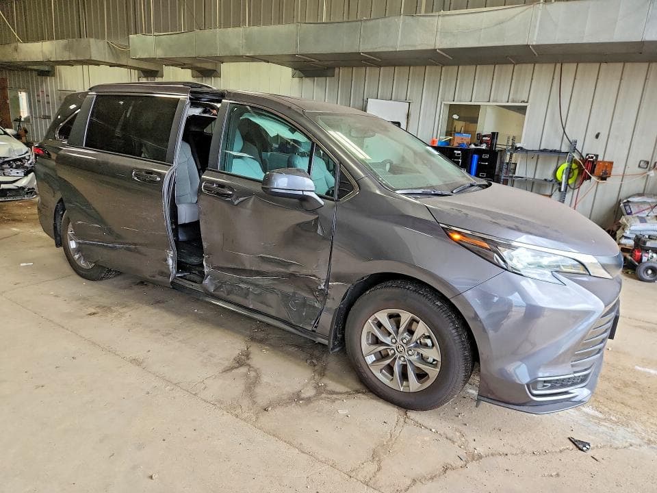 2025 TOYOTA SIENNA LE 4