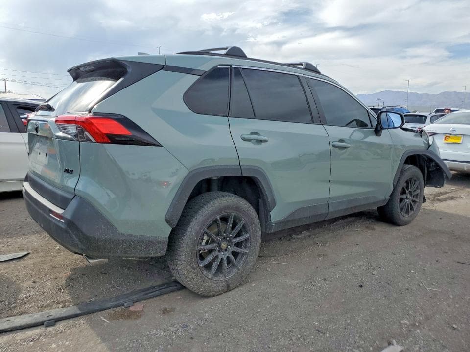 2021 TOYOTA RAV4 XLE 3
