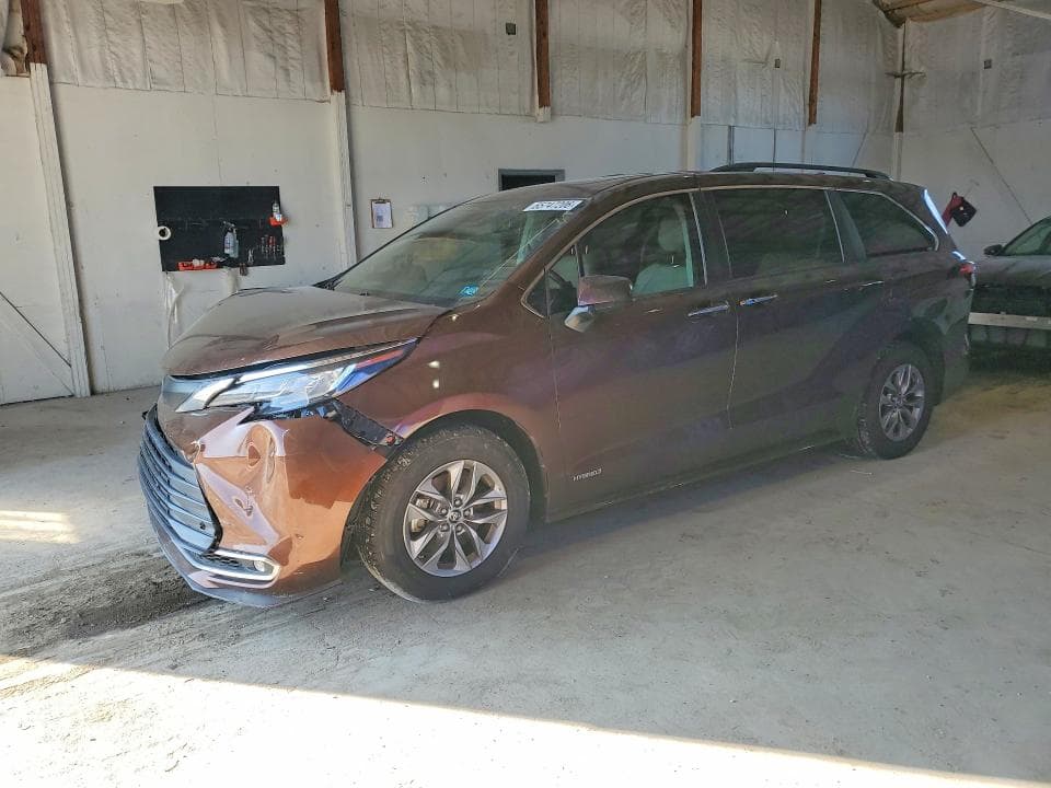 2021 TOYOTA SIENNA XLE - 1