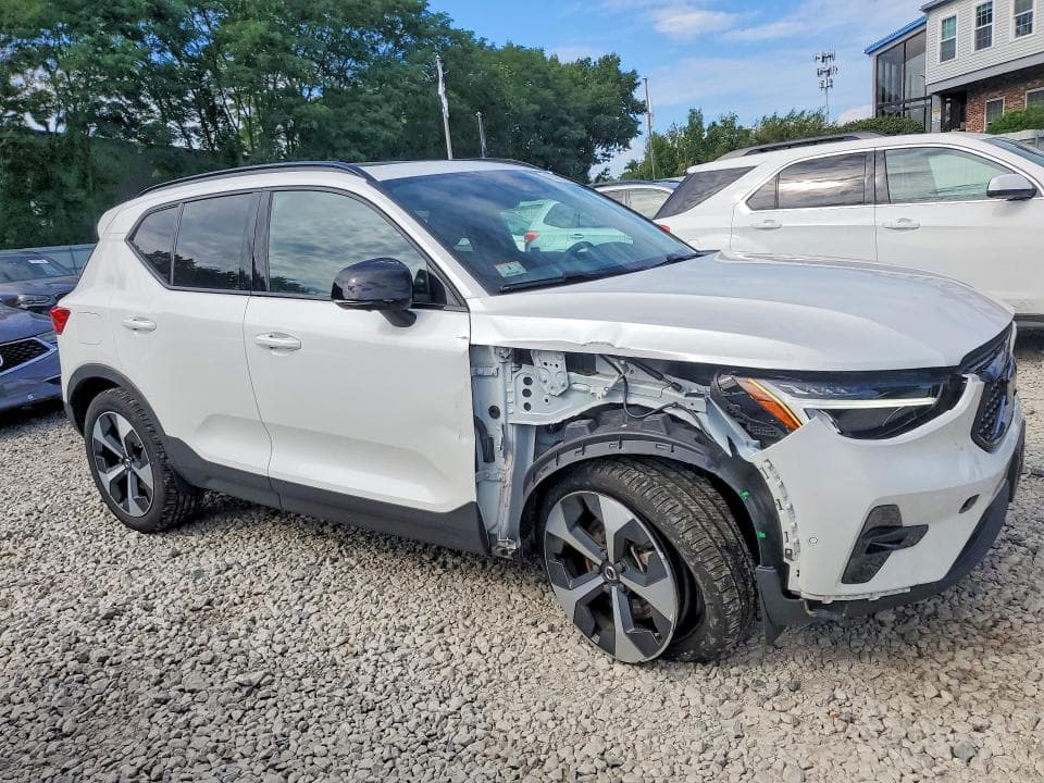 2024 VOLVO XC40 PLUS 4
