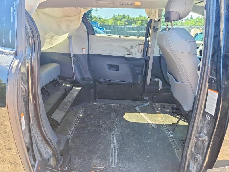 2024 TOYOTA SIENNA XLE 11