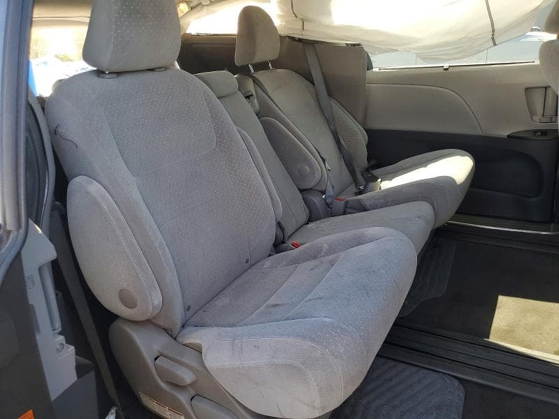 2017 TOYOTA SIENNA LE 11