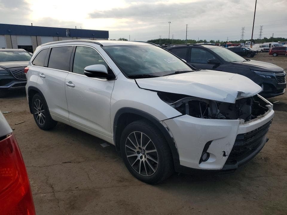 2018 TOYOTA HIGHLANDER SE 4