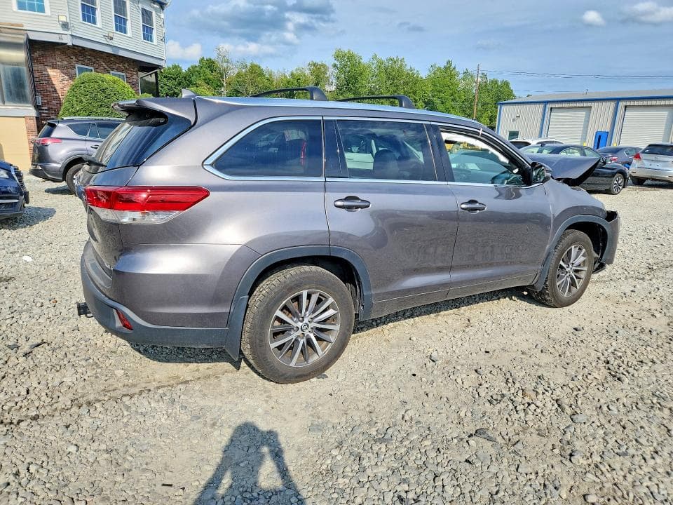 2018 TOYOTA HIGHLANDER XLE 3