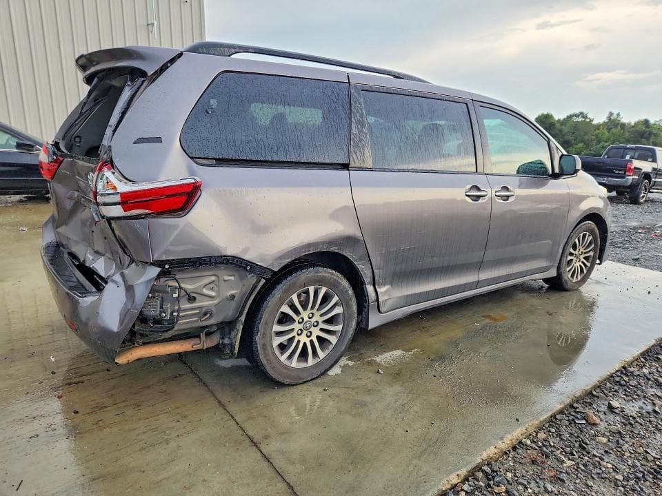 2018 TOYOTA SIENNA XLE 8-PASSENGER 3