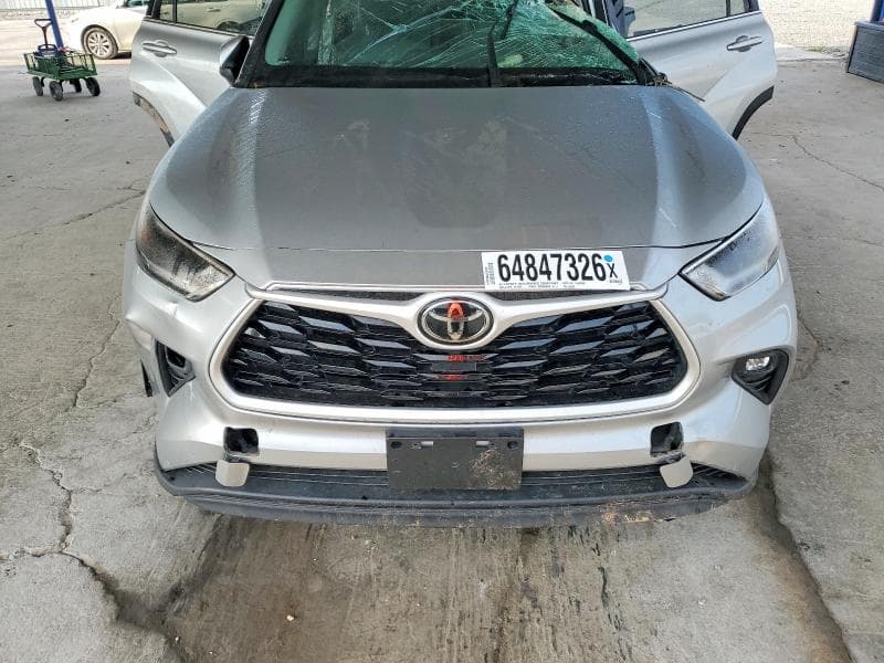 2021 TOYOTA HIGHLANDER XLE 11