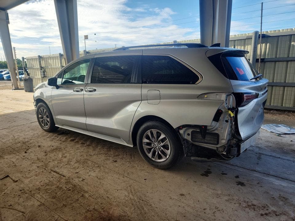2024 TOYOTA SIENNA LE 2