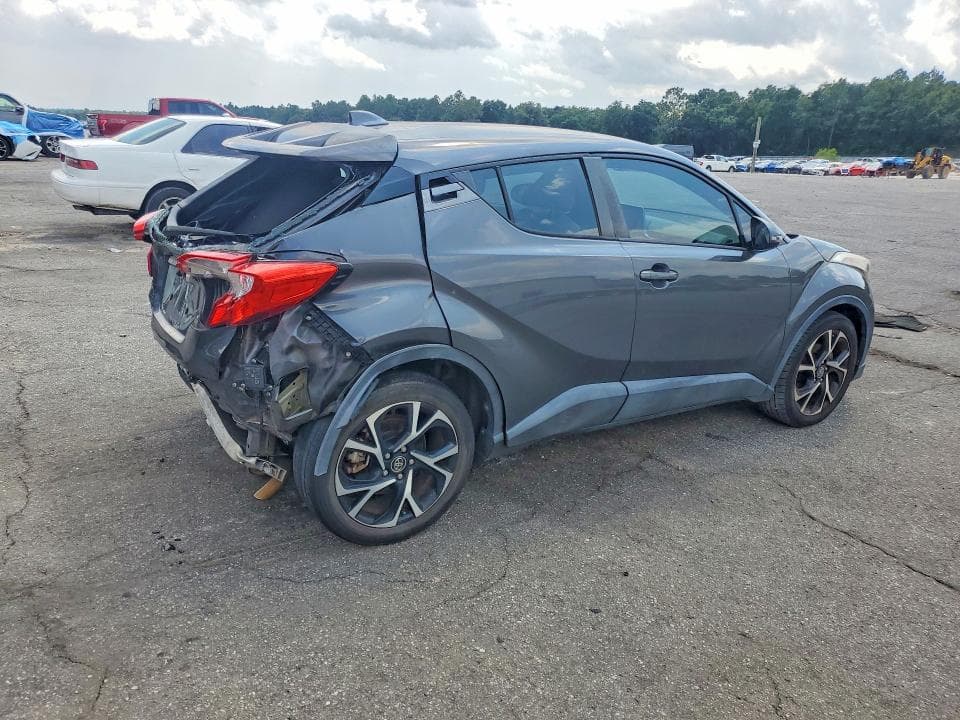 2019 TOYOTA C-HR XLE 3