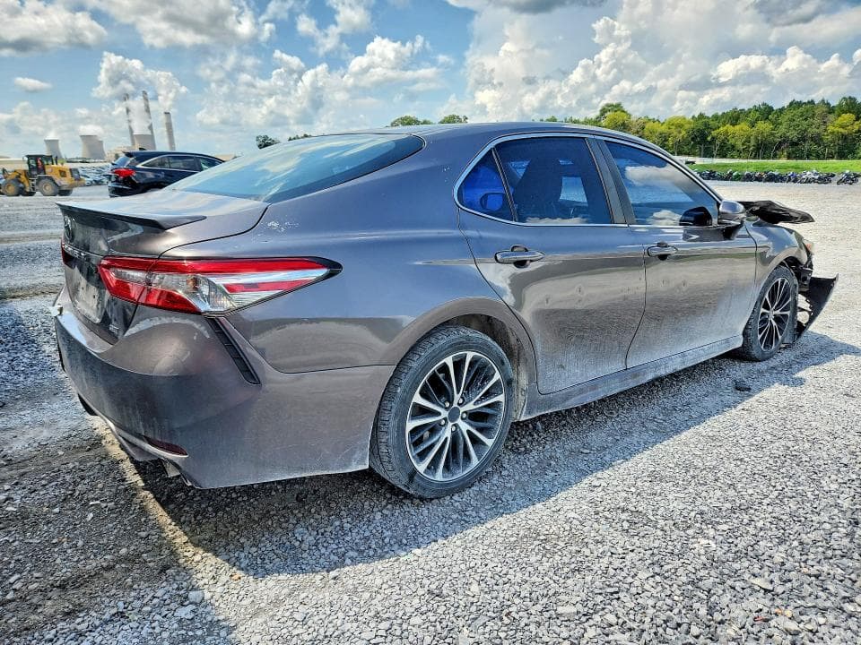 2018 TOYOTA CAMRY SE 3