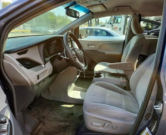 2017 TOYOTA SIENNA LE 7