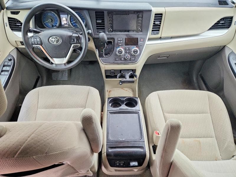 2019 TOYOTA SIENNA LE 8
