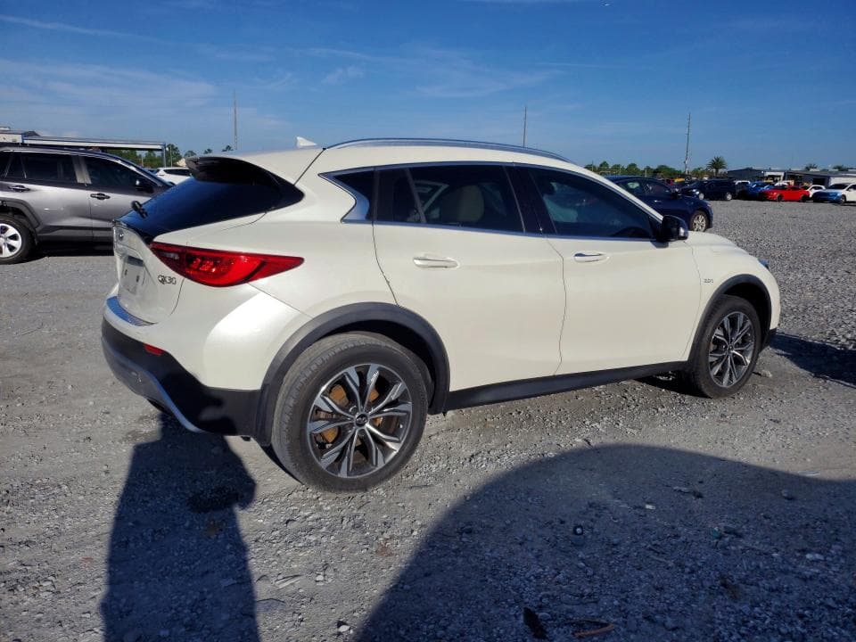 2018 INFINITI QX30 LUXE 3