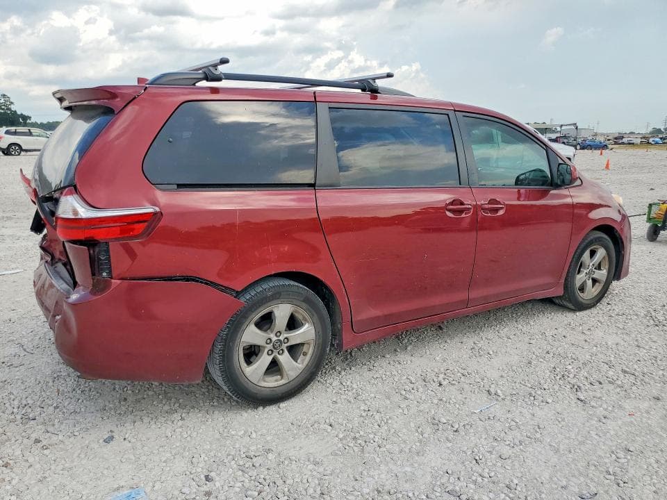 2018 TOYOTA SIENNA LE 3