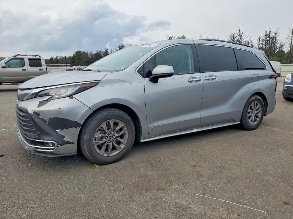 2021 TOYOTA SIENNA XLE - 1