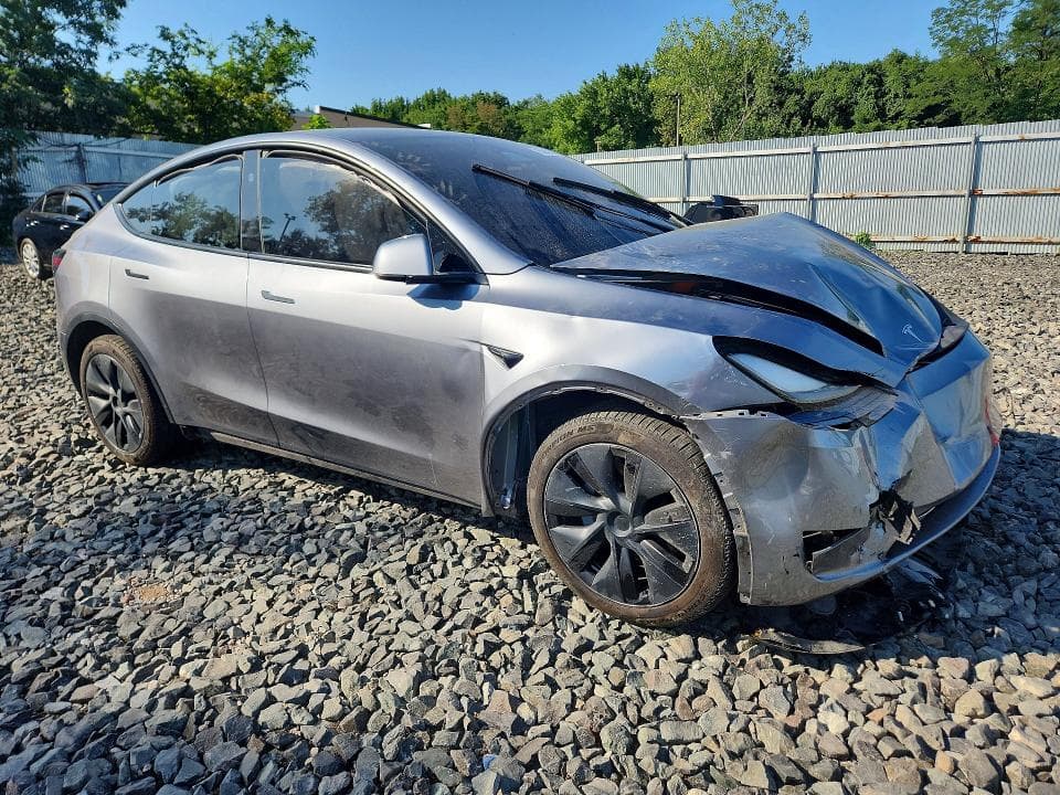 2025 TESLA MODEL Y 4