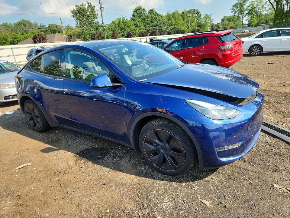 2025 TESLA MODEL Y 4
