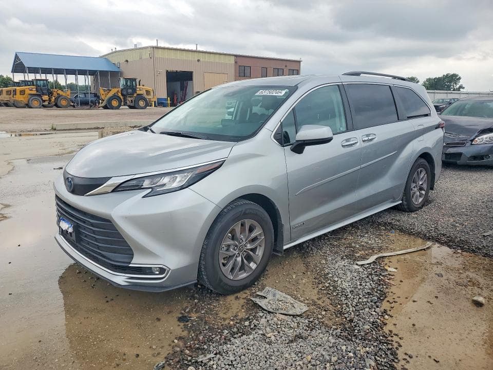 2021 TOYOTA SIENNA XLE