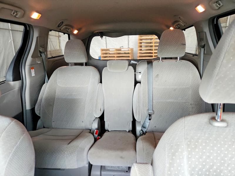 2019 TOYOTA SIENNA LE 10