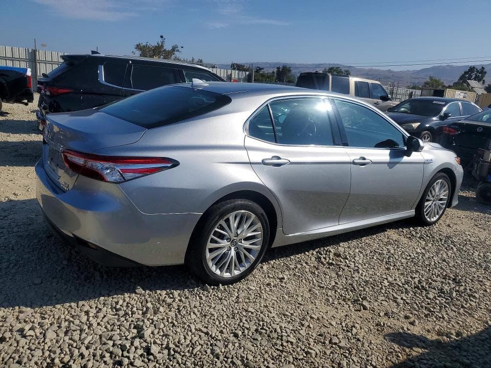2019 TOYOTA CAMRY HYBRID XLE 3