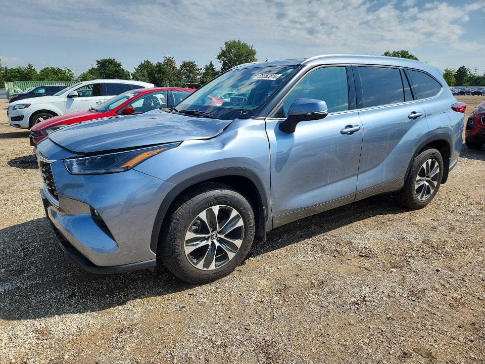 2021 TOYOTA HIGHLANDER XLE - 1
