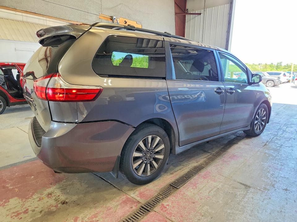 2018 TOYOTA SIENNA LE 3