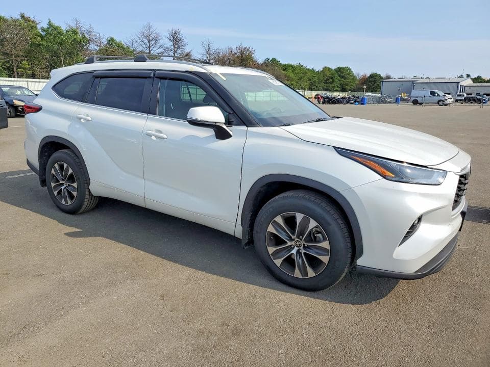 2023 TOYOTA HIGHLANDER XLE 4