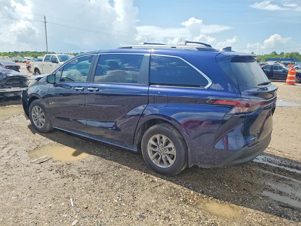 2026 TOYOTA SIENNA XLE 8-PASSENGER 2