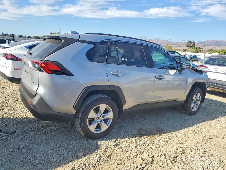 2021 TOYOTA RAV4 XLE 3