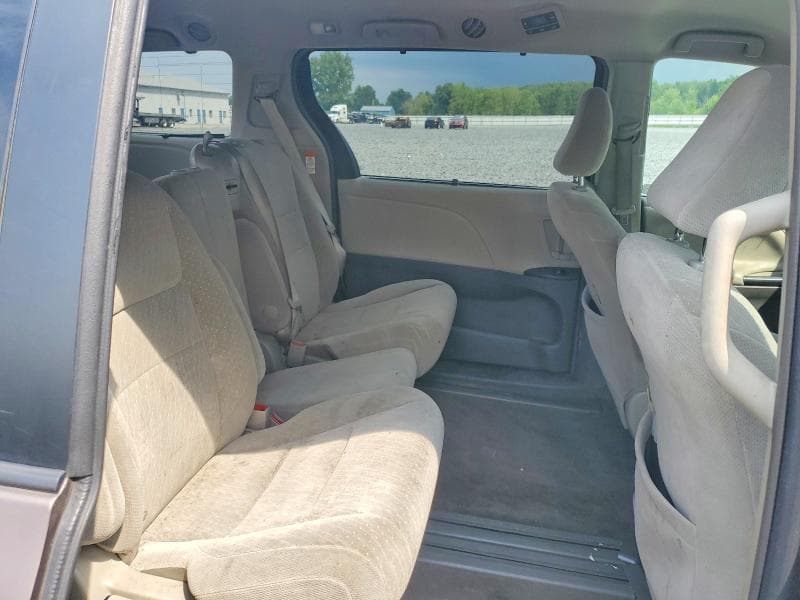 2018 TOYOTA SIENNA LE 11