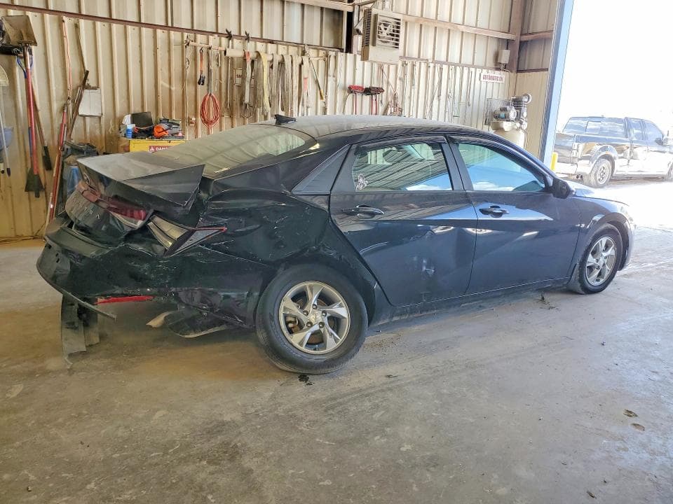 2023 HYUNDAI ELANTRA SE 3