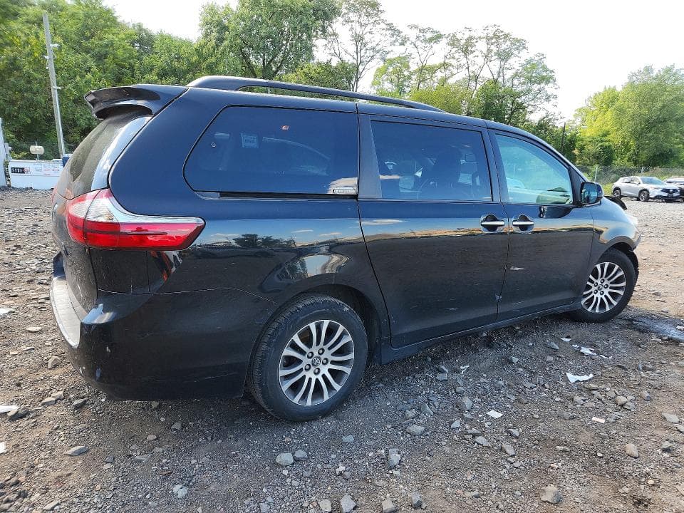 2018 TOYOTA SIENNA XLE 8-PASSENGER 3
