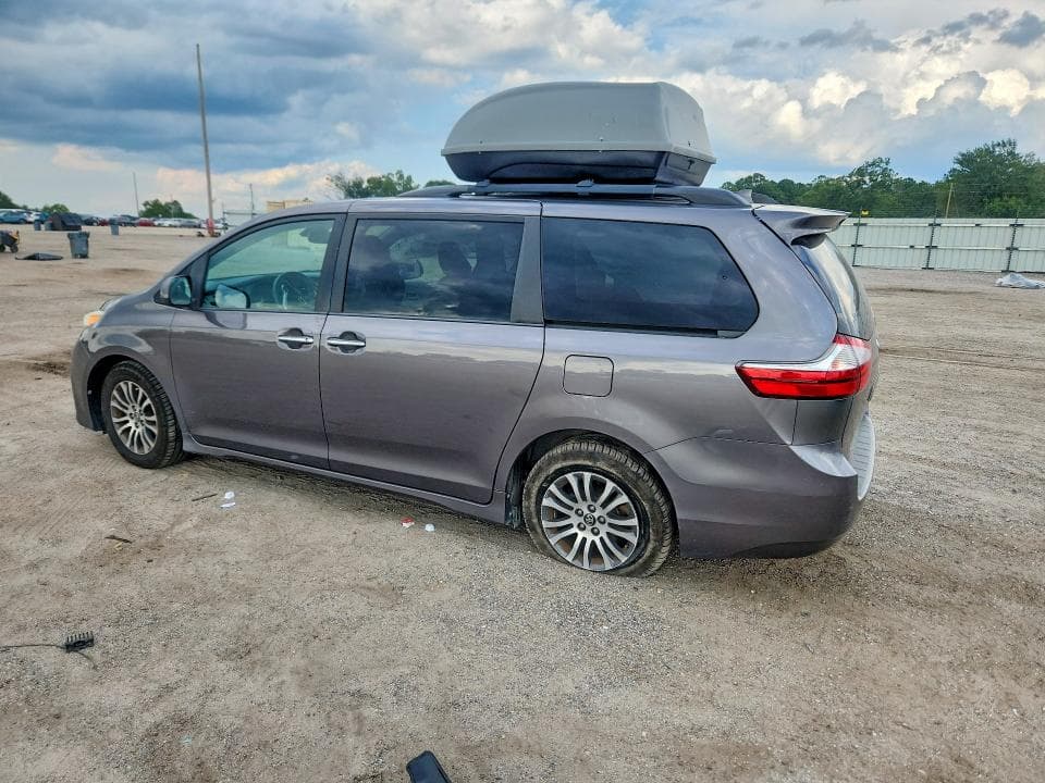 2018 TOYOTA SIENNA XLE 8-PASSENGER 2