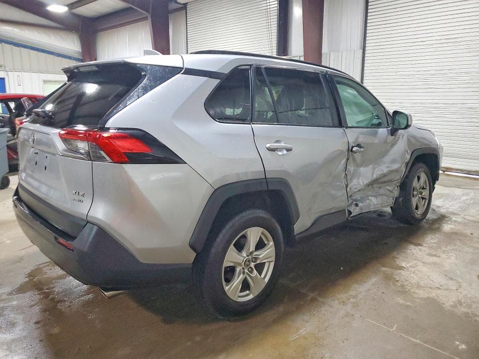 2021 TOYOTA RAV4 XLE 3